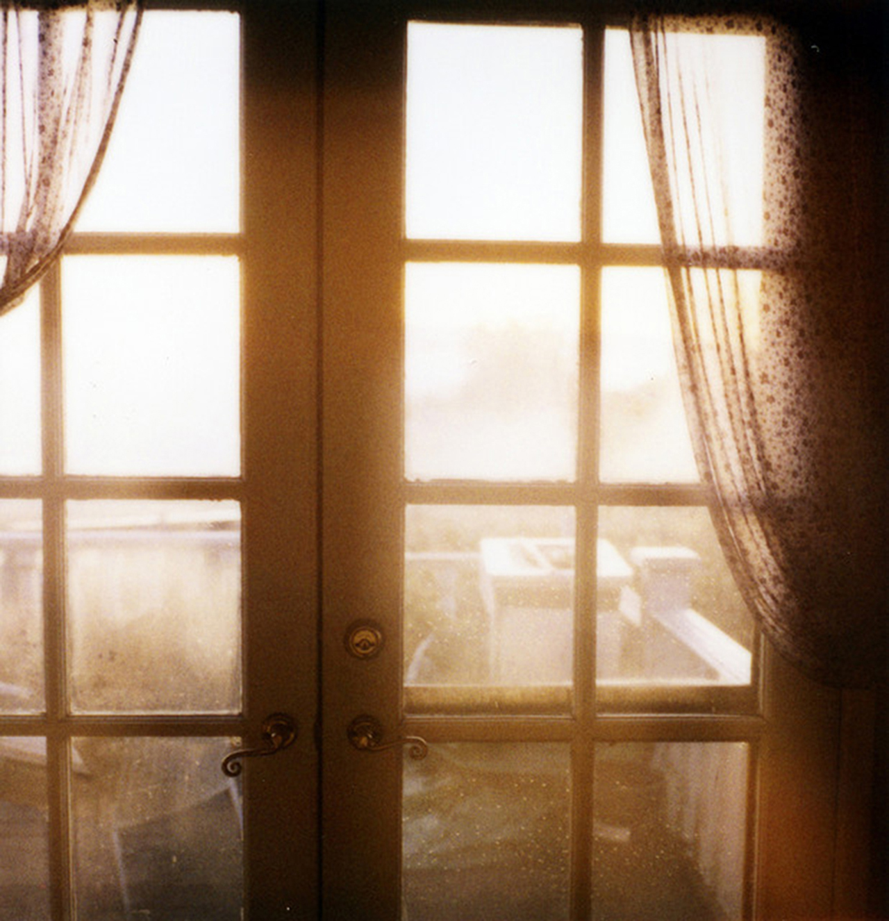 Размытое окно. Утро окно. Окно размытое. Тень окна. Утреннее окно в доме.